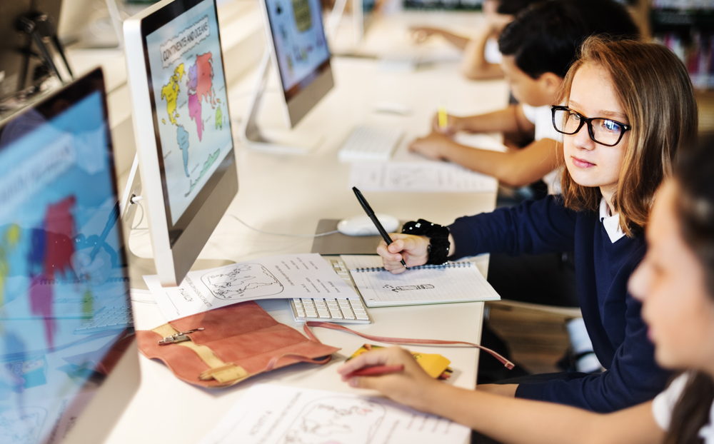 Conceito de tecnologia de rede de computador de estudante de escola de educação